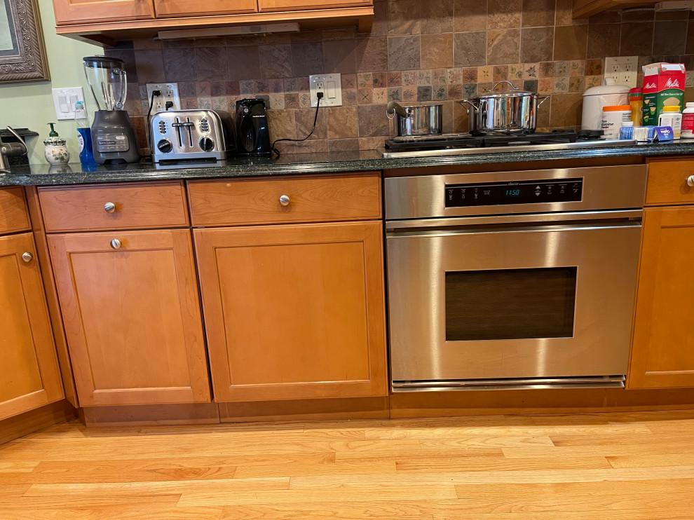 SS Dishwasher adjacent to oven