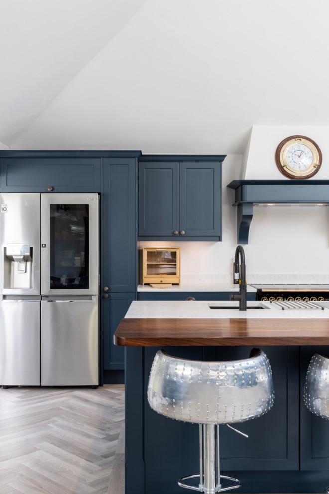 Immagine di una grande cucina contemporanea con ante in stile shaker, ante blu, top in quarzite e top bianco