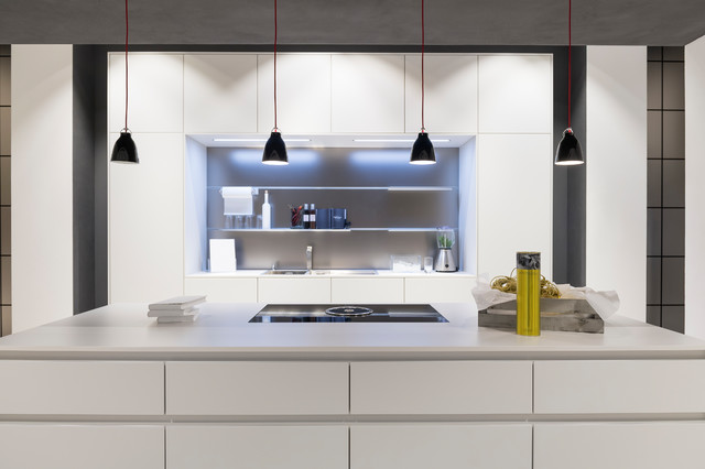 Moderne weiße Küche mit Kochinsel - Modern - München - von Wohnstil Wegler  | Houzz