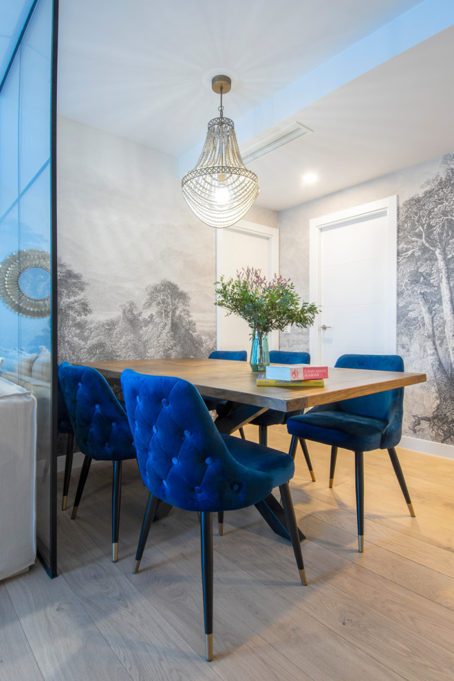 Foto de comedor actual de tamaño medio con papel pintado