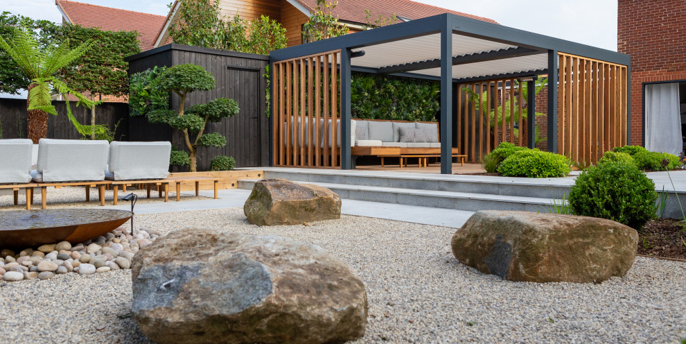 Источник вдохновения для домашнего уюта: большой бассейн на заднем дворе в современном стиле с джакузи