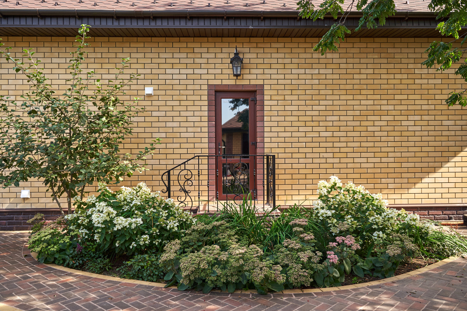 Сад в розовой дымке