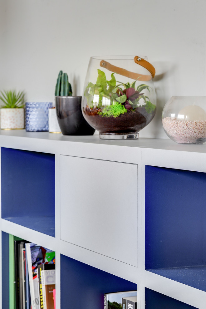 Idée de décoration pour un grand salon design ouvert avec une bibliothèque ou un coin lecture, un mur gris, un sol en bois brun, aucune cheminée, aucun téléviseur et un sol marron.