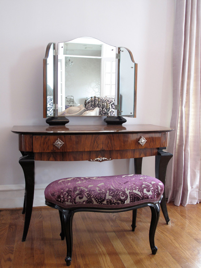Transitional home design photo in Chicago