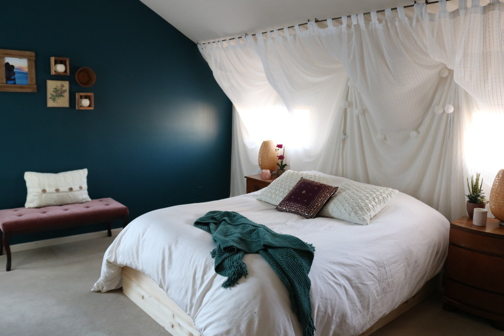 Photo of a mid-sized traditional loft-style bedroom in Cincinnati with blue walls and carpet.