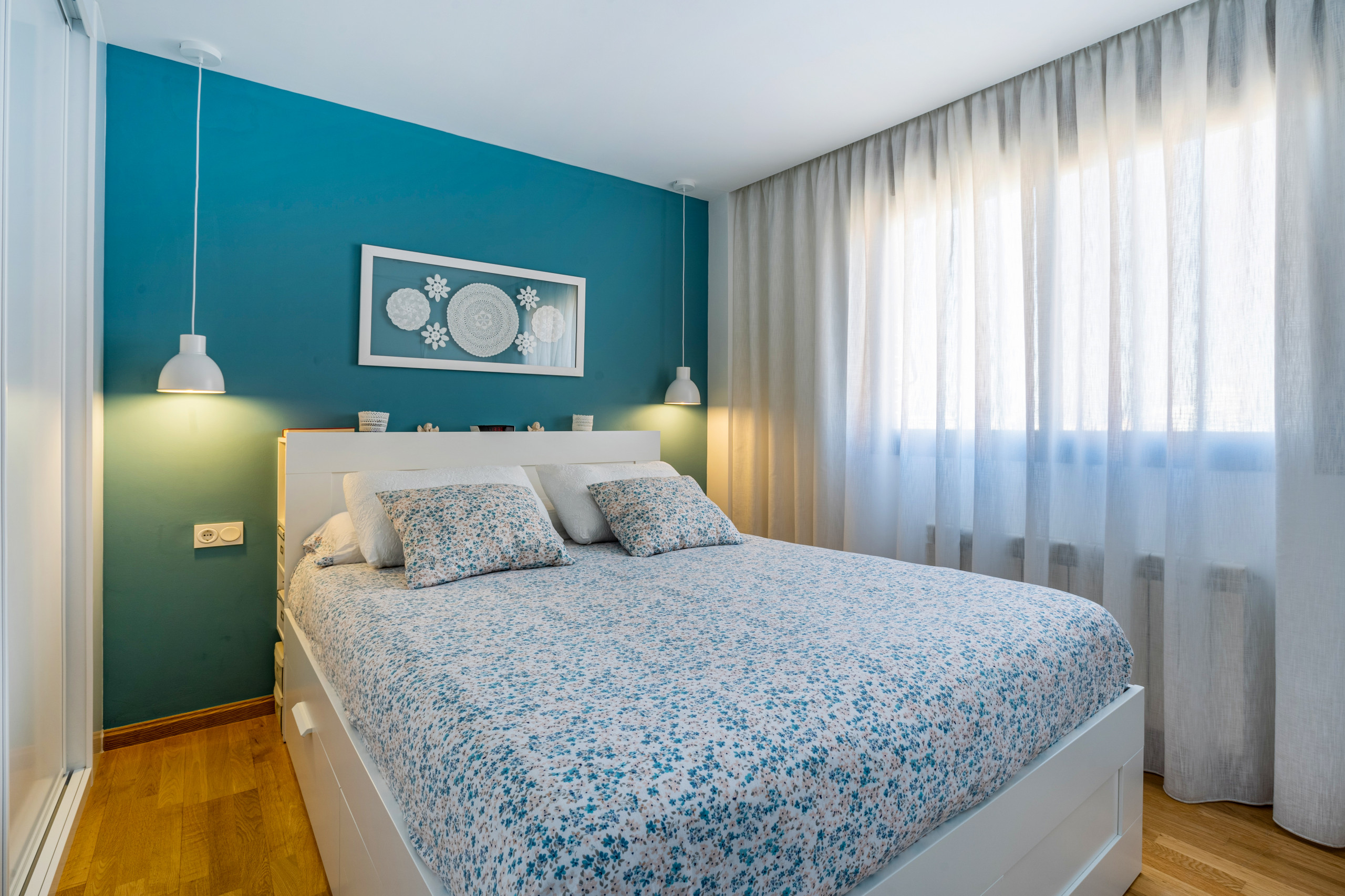 Dormitorio y vestidor con cortina bajo cortinero