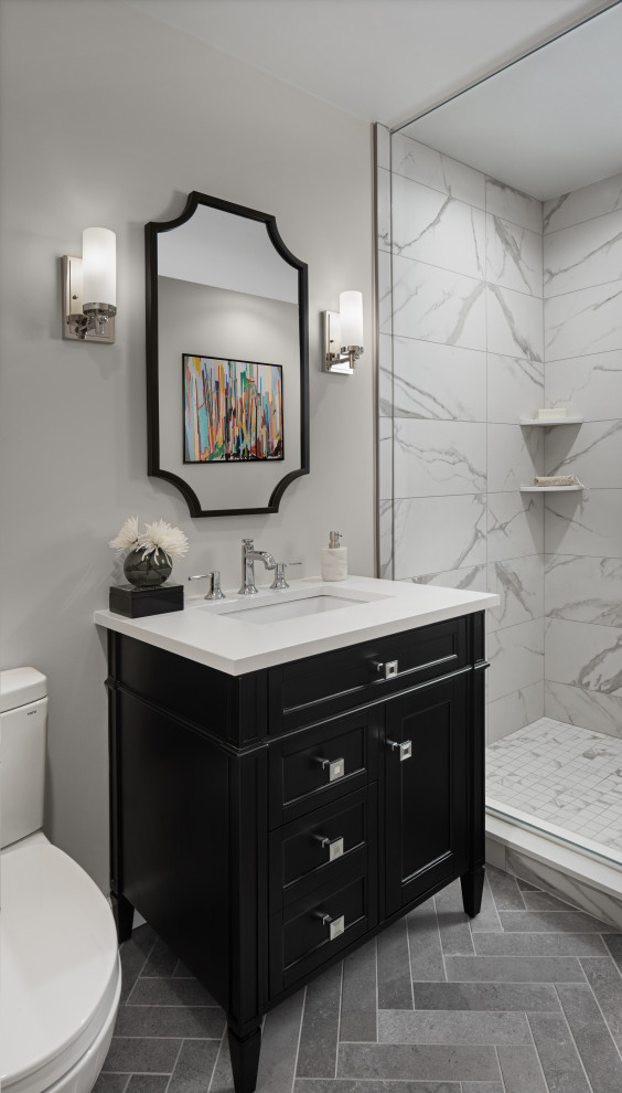 Idée de décoration pour une salle de bain tradition avec un sol en carrelage de porcelaine, un plan de toilette en quartz modifié, un sol gris et un plan de toilette blanc.