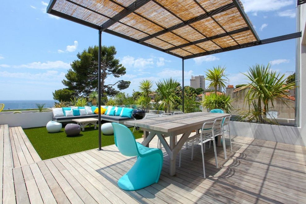 Large beach style rooftop and rooftop deck in Marseille with a pergola.