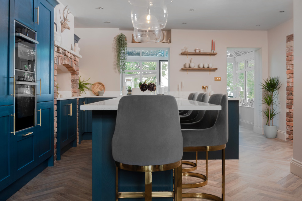 Immagine di una cucina minimal di medie dimensioni con ante in stile shaker, ante blu, top in granito, paraspruzzi bianco e top bianco