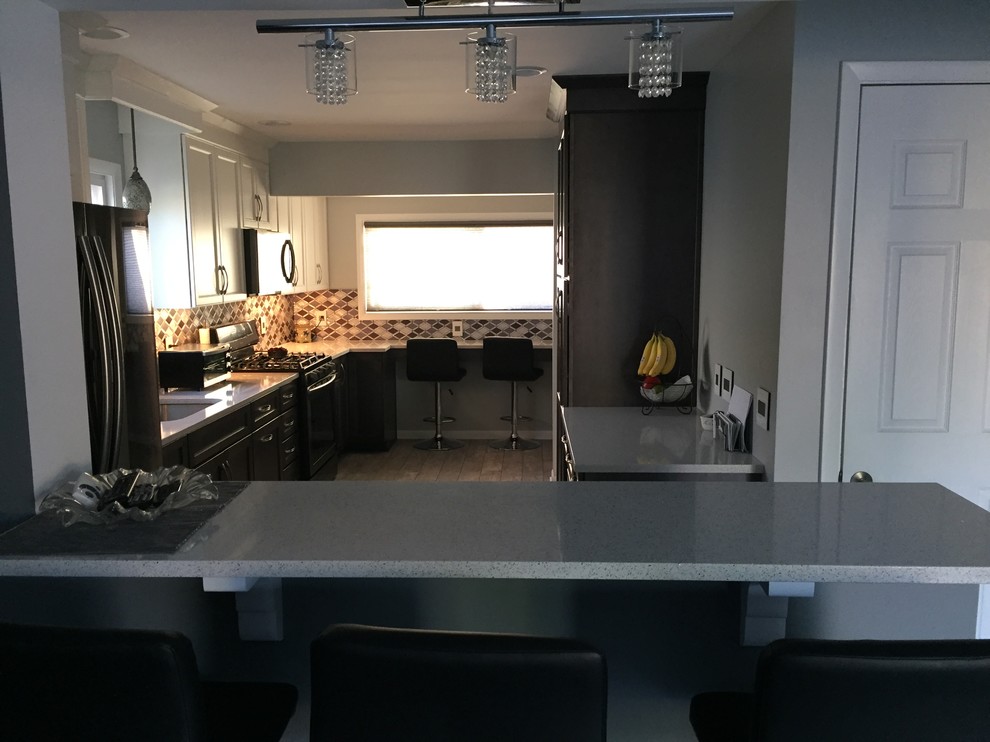 Photo of a mid-sized contemporary l-shaped separate kitchen in Cleveland with an undermount sink, quartzite benchtops, metallic splashback, stainless steel appliances, porcelain floors and a peninsula.