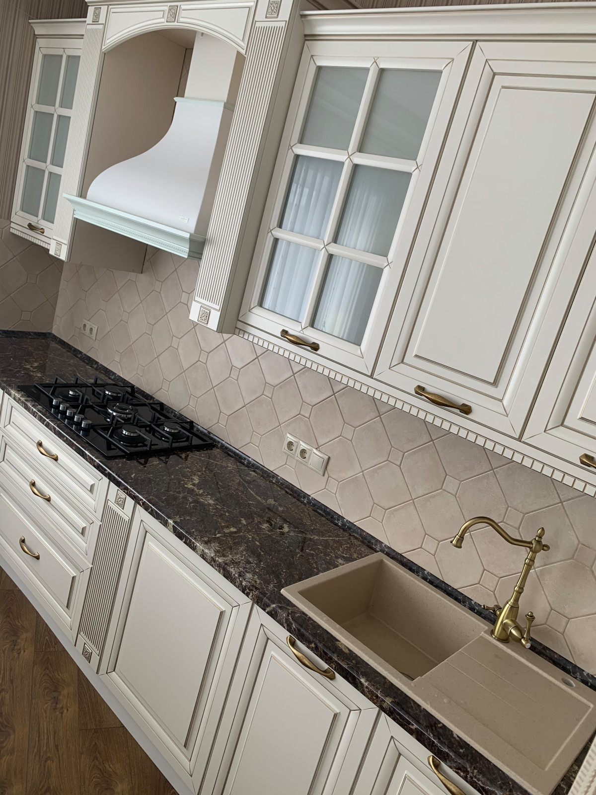 Светлая кухня в стиле неоклассики.