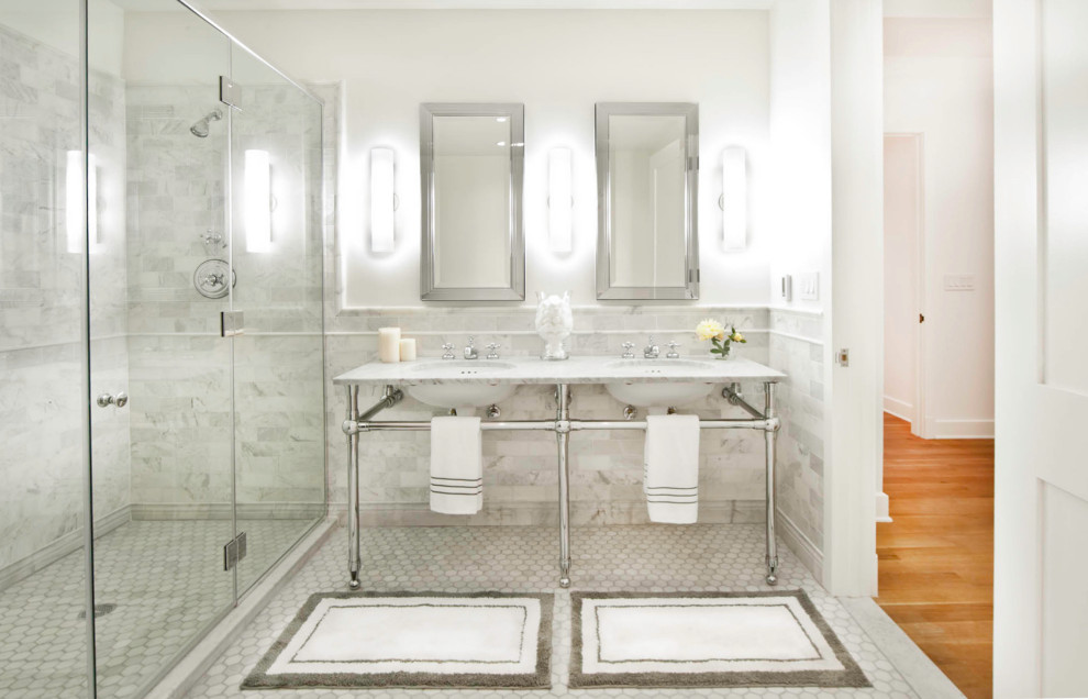 Idéer för ett stort klassiskt grå en-suite badrum, med öppna hyllor, ett fristående badkar, en hörndusch, en toalettstol med hel cisternkåpa, grå kakel, tunnelbanekakel, vita väggar, marmorgolv, ett piedestal handfat, marmorbänkskiva, grått golv och dusch med gångjärnsdörr