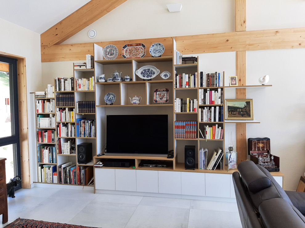 Esempio di un soggiorno minimalista con pareti bianche, pavimento con piastrelle in ceramica, pavimento bianco e travi a vista
