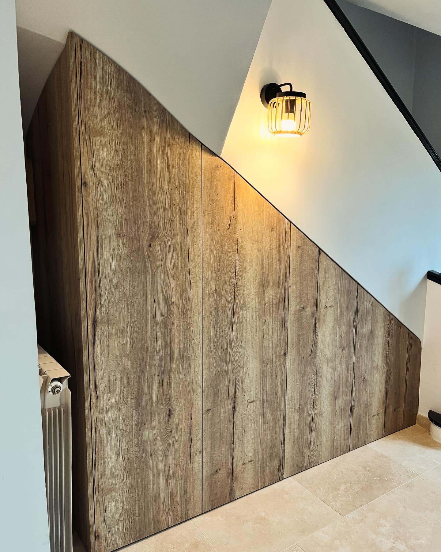 Fabrication sur mesure d’un meuble à chaussure sous escalier
