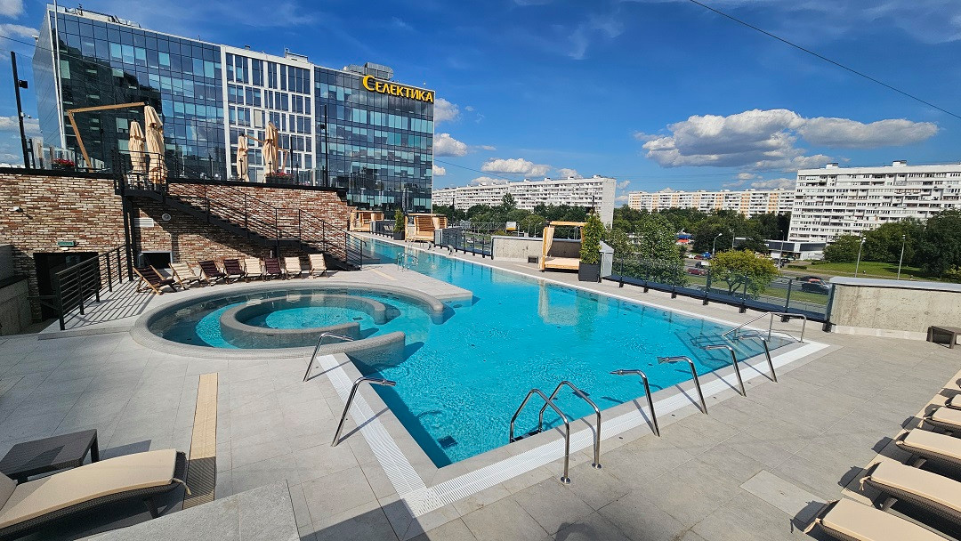 Бассейн на крыше "Грэмм Сити"