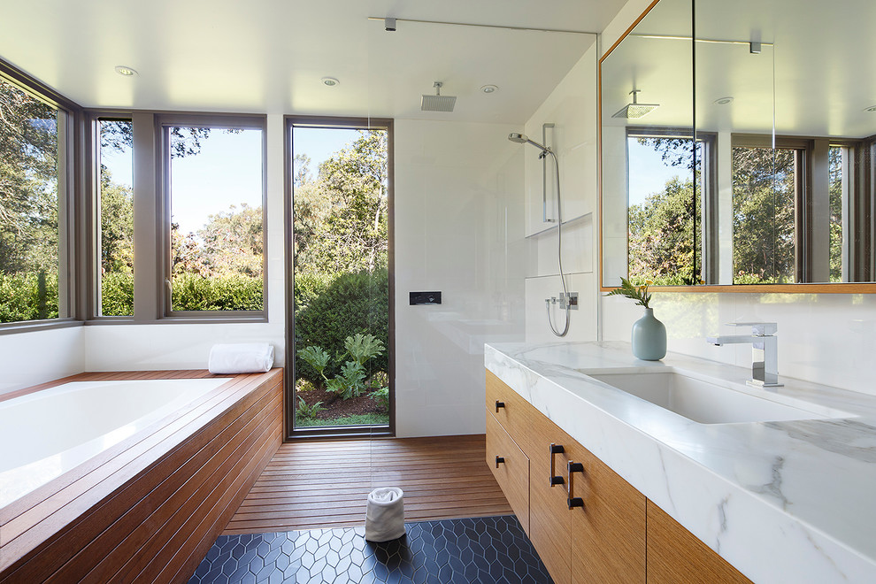 Inspiration for a mid-sized midcentury master wet room bathroom in San Francisco with an undermount sink, flat-panel cabinets, an undermount tub, white walls, medium hardwood floors, black floor, an open shower, light wood cabinets and marble benchtops.