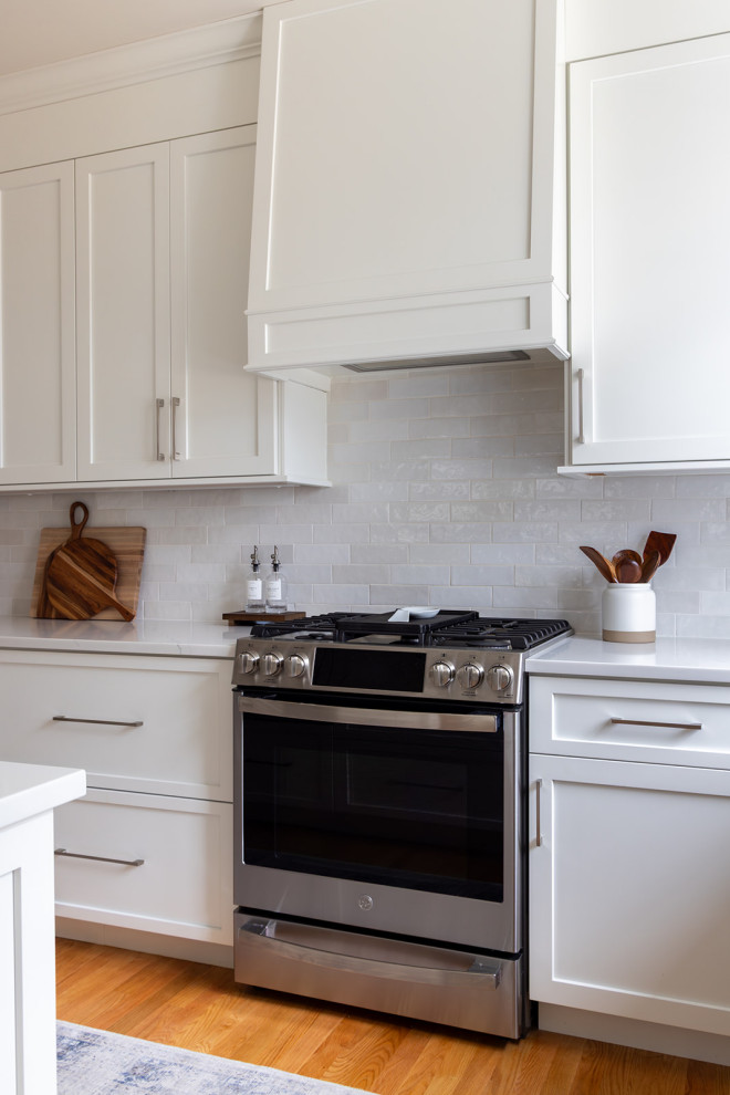 Kitchen - transitional kitchen idea in Boston