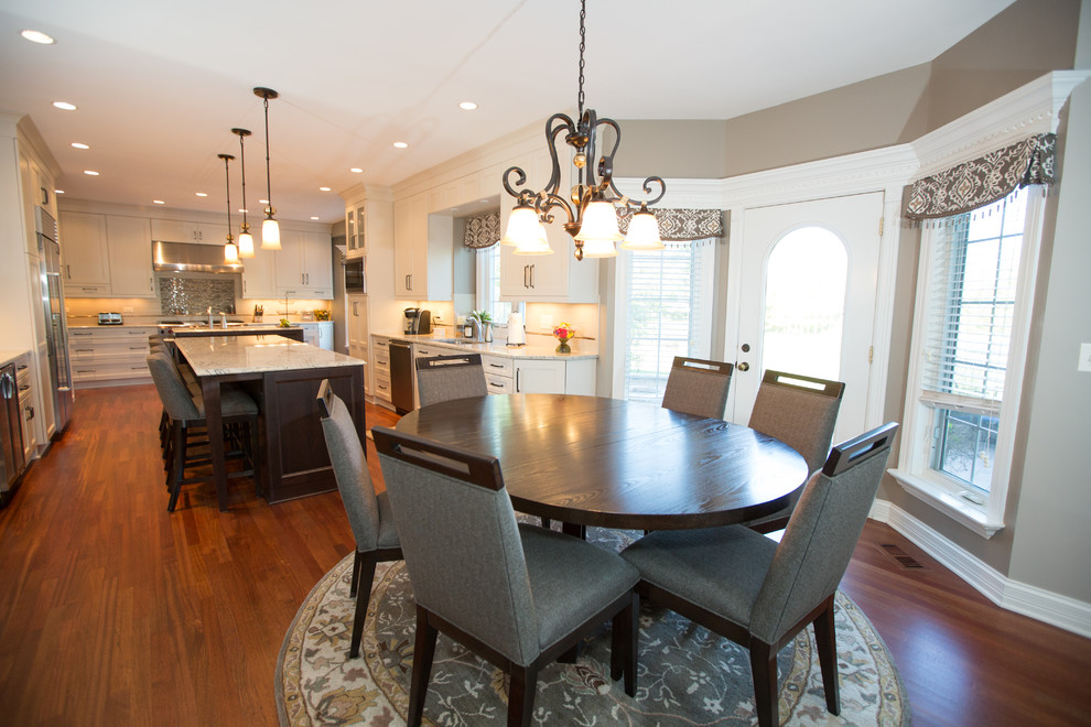 Kitchen - transitional kitchen idea in Chicago