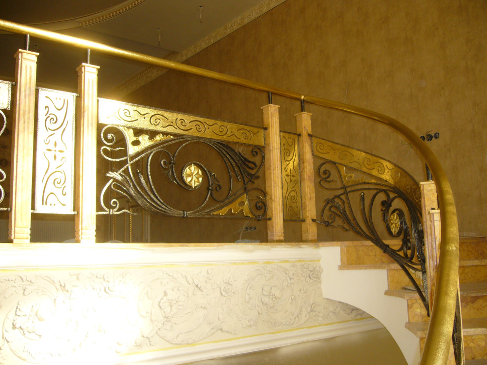 Лестничное заграждение из латуни и нержавеющей стали.