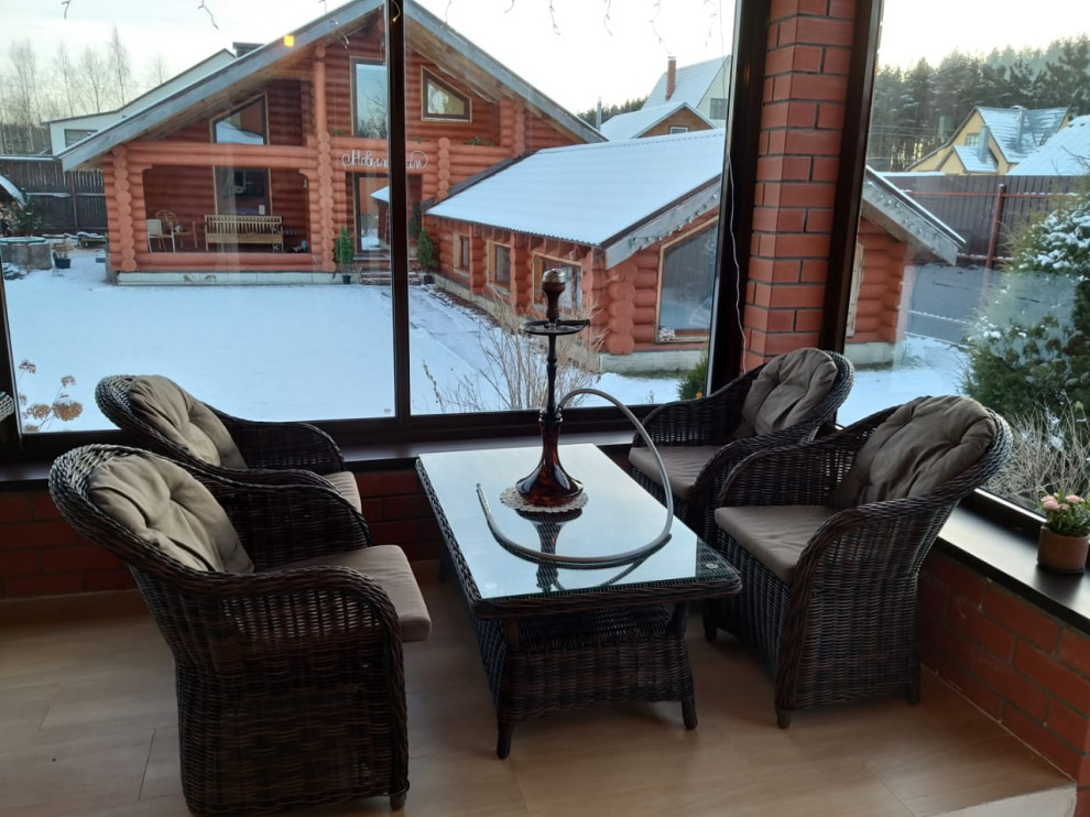 Кофейный столик и 4 стула