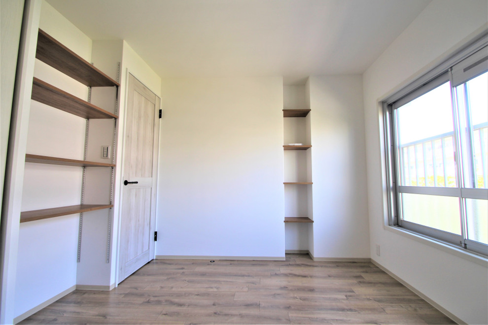 Uriges Hauptschlafzimmer mit weißer Wandfarbe, Sperrholzboden, braunem Boden, Tapetendecke und Tapetenwänden in Sonstige