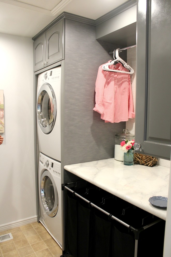 Example of a transitional home design design in Salt Lake City
