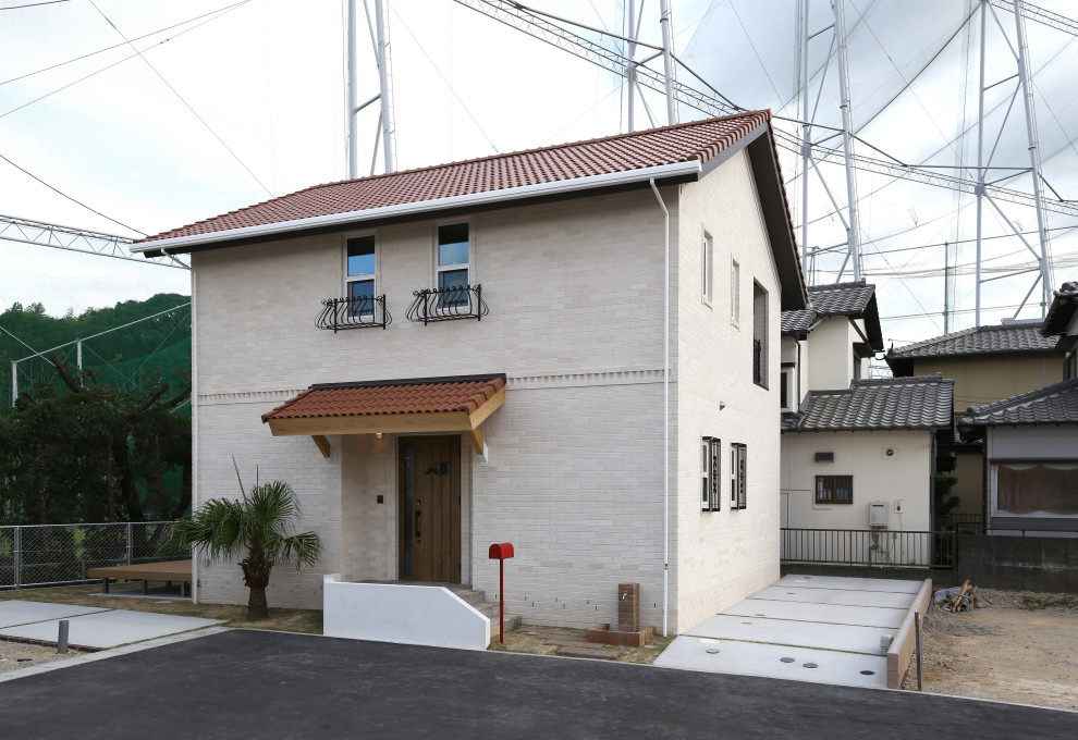 福岡にある地中海スタイルのおしゃれな家の外観 (レンガサイディング) の写真