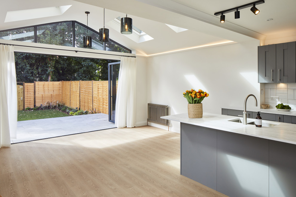 Idee per un soggiorno chic di medie dimensioni e aperto con pareti bianche, pavimento in vinile e pavimento beige