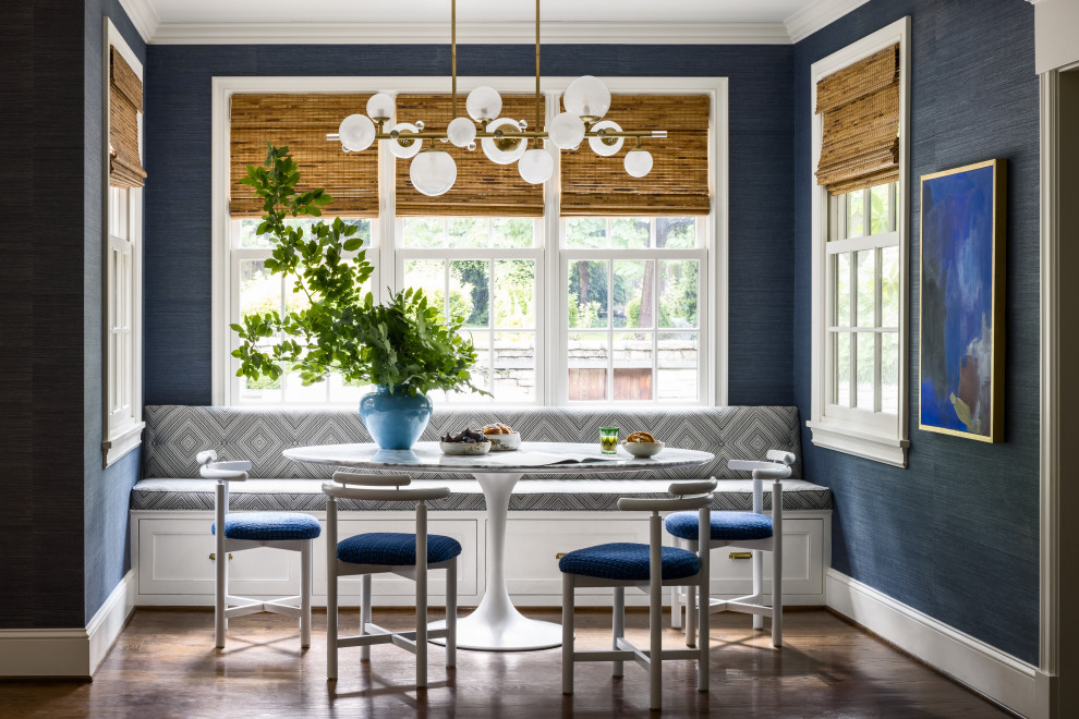 Свежая идея для дизайна: столовая в стиле неоклассика (современная классика) с с кухонным уголком, синими стенами, паркетным полом среднего тона, коричневым полом и обоями на стенах без камина - отличное фото интерьера