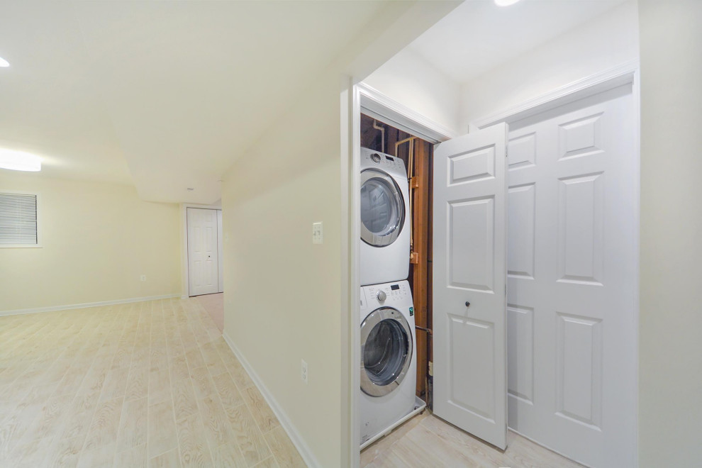Imagen de armario lavadero blanco tradicional renovado pequeño con paredes beige, suelo vinílico y suelo beige