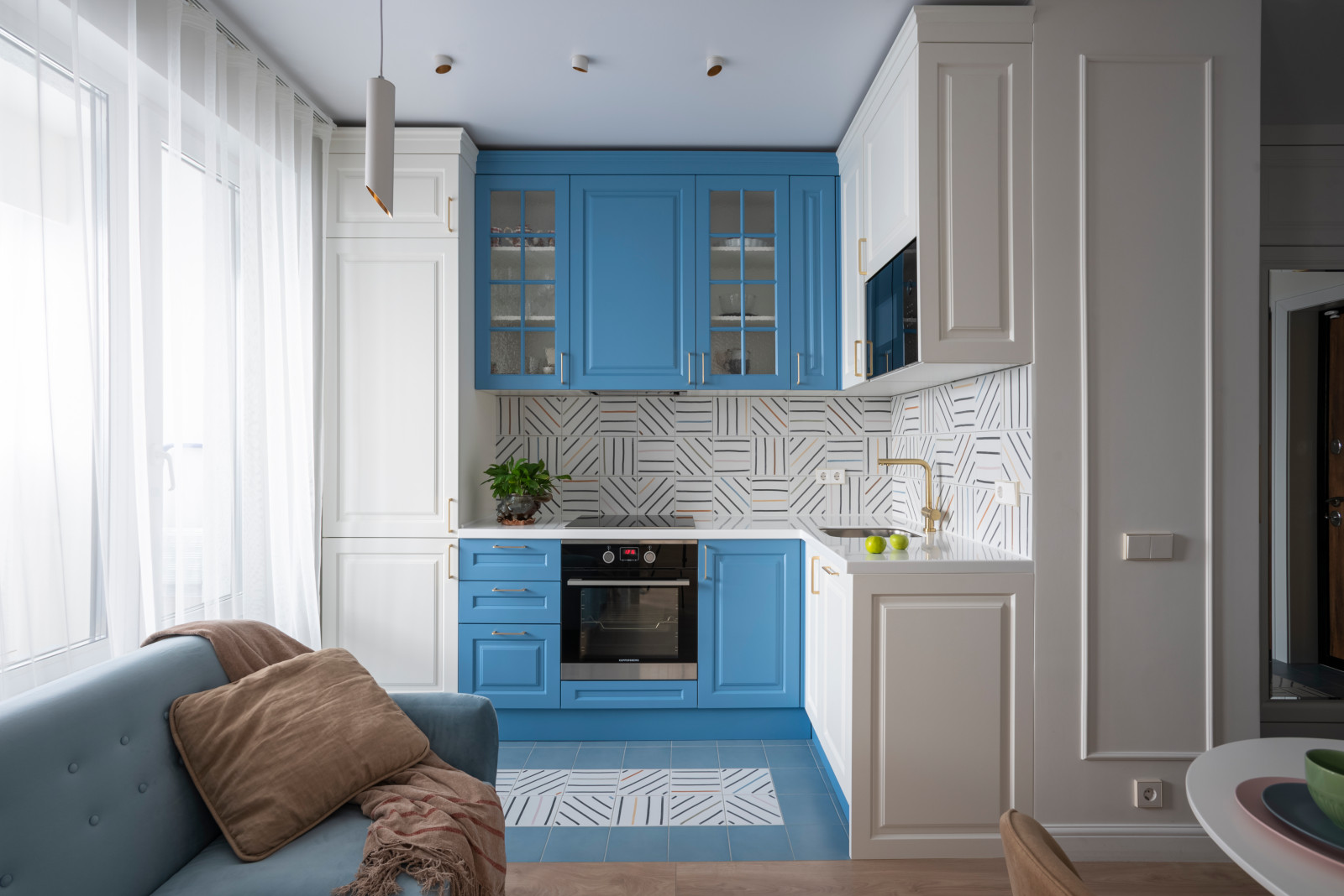 Квартира с акцентами и зеркальной дверью