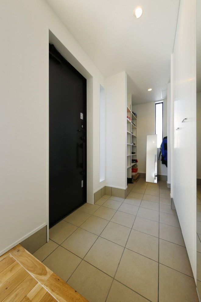 Mittelgroßer Moderner Eingang mit Stauraum, weißer Wandfarbe, Betonboden, Einzeltür, schwarzer Haustür, beigem Boden, Tapetendecke und Tapetenwänden in Tokio Peripherie