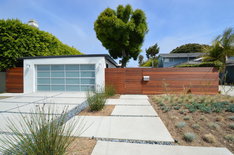 Photo of a mid-sized midcentury one-storey white exterior in Los Angeles with wood siding.
