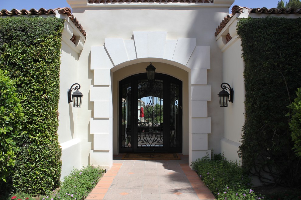 Example of a transitional entryway design in Phoenix