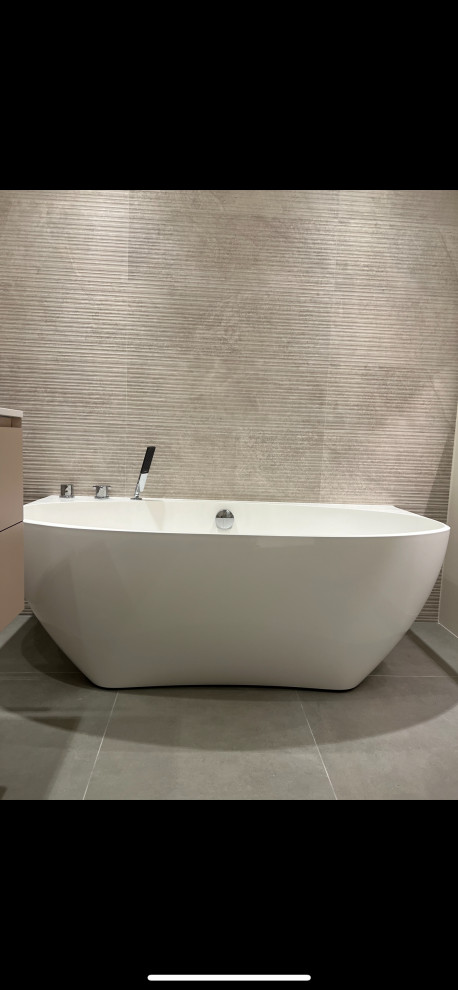 Immagine di una grande stanza da bagno minimal con ante lisce e mobile bagno sospeso