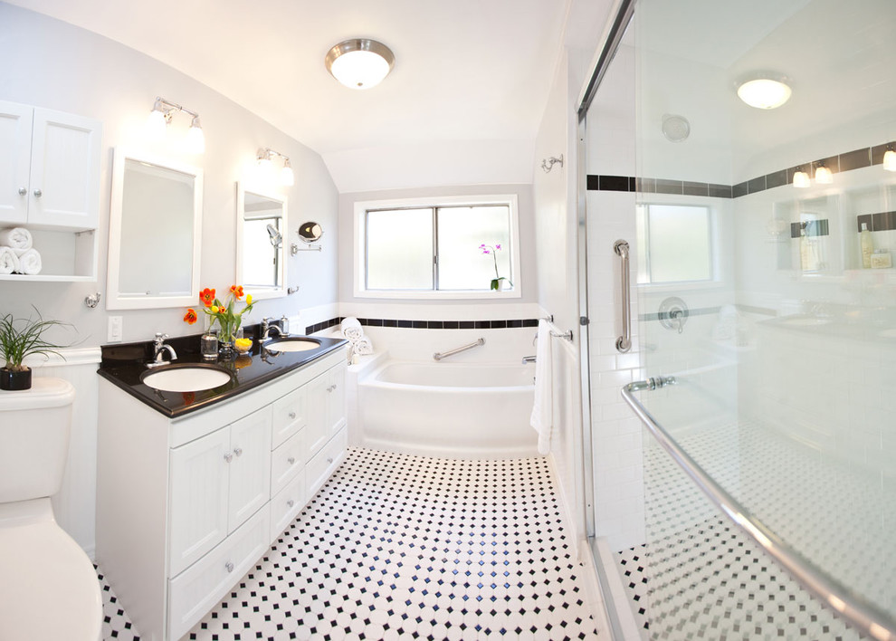 На фото: ванная комната среднего размера в классическом стиле с врезной раковиной, фасадами с декоративным кантом, белыми фасадами, отдельно стоящей ванной, душем в нише, раздельным унитазом, белой плиткой, плиткой кабанчик и серыми стенами с