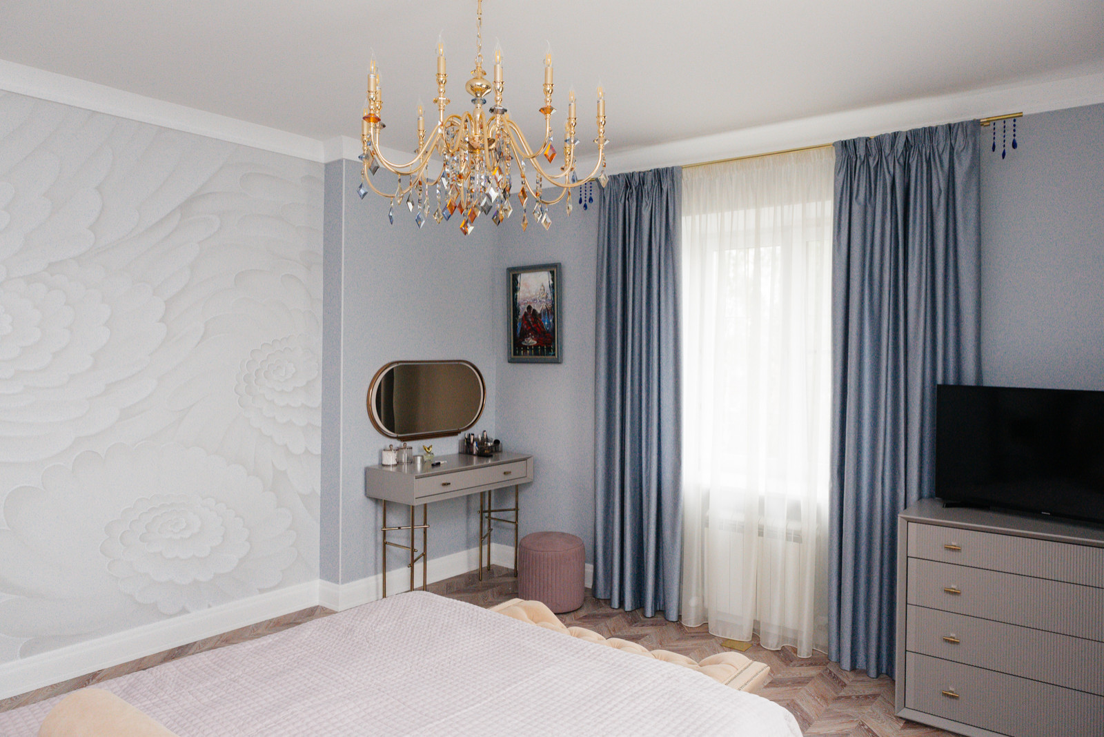 Голубые бархатные шторы для спальной