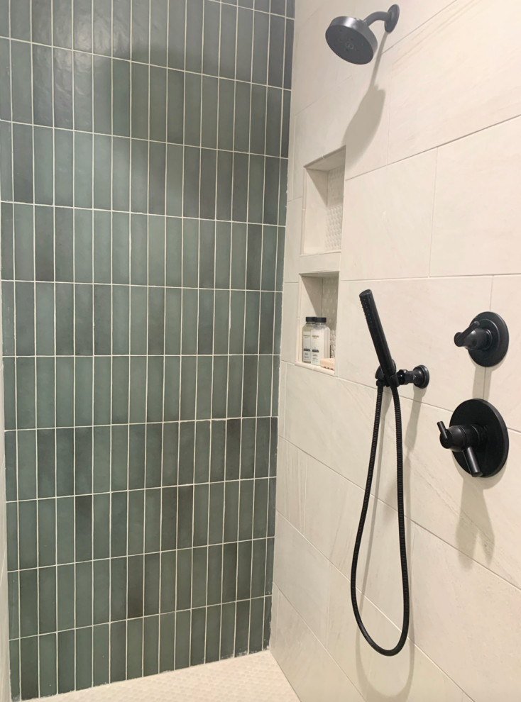 Foto di una stanza da bagno minimal di medie dimensioni con doccia aperta, piastrelle verdi, pavimento in gres porcellanato e doccia aperta