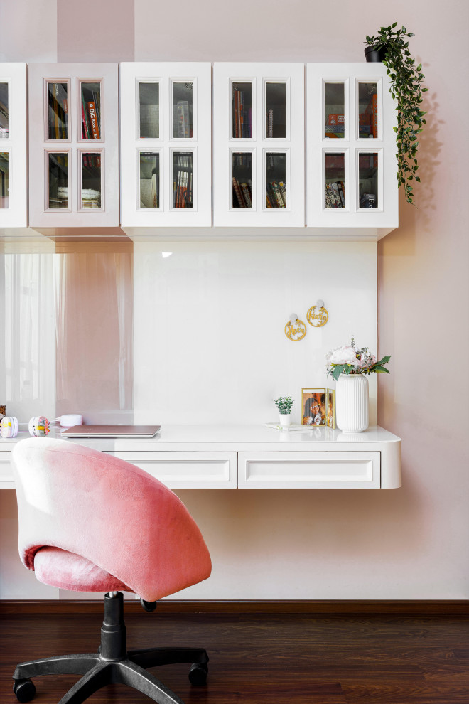 Inspiration för ett mellanstort shabby chic-inspirerat flickrum kombinerat med skrivbord och för 4-10-åringar, med rosa väggar, mörkt trägolv och brunt golv