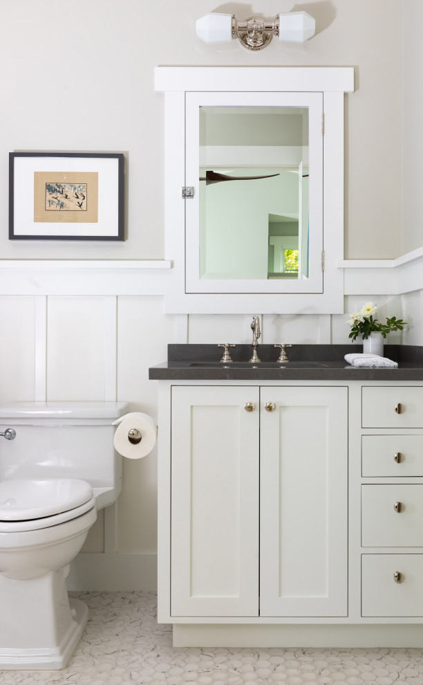 Inspiration för mellanstora amerikanska grått en-suite badrum, med skåp i shakerstil, vita skåp, ett badkar i en alkov, en dusch/badkar-kombination, en toalettstol med hel cisternkåpa, grå kakel, keramikplattor, beige väggar, marmorgolv, ett undermonterad handfat, bänkskiva i kvarts och vitt golv