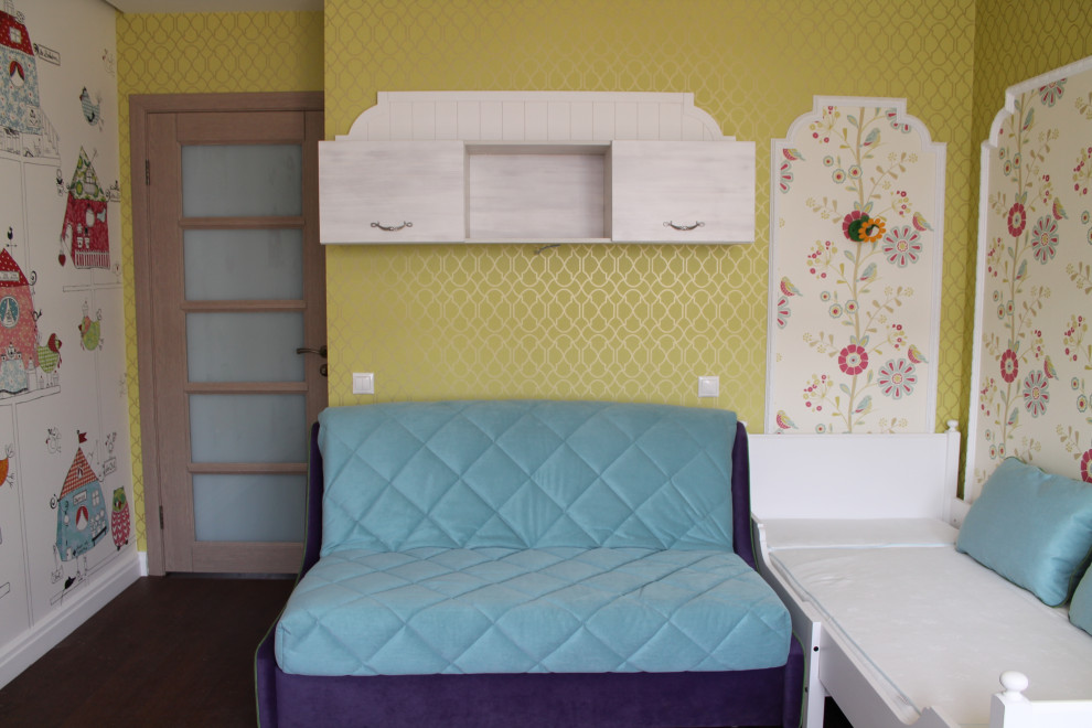 Cette photo montre une chambre neutre de 4 à 10 ans tendance de taille moyenne avec un mur multicolore et du lambris.