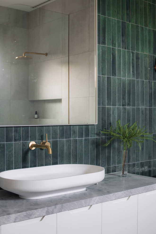 Design ideas for a contemporary bathroom in Geelong.