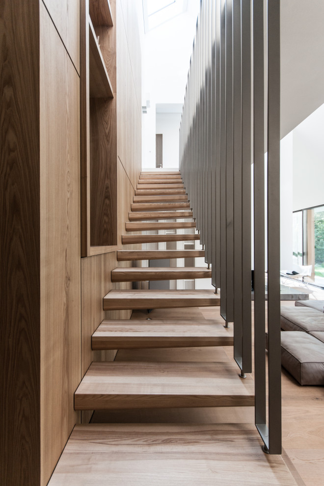 Treppe im Loft-Stil With weißer Wandfarbe, hellem Holzboden and freistehendem TV in Berlin