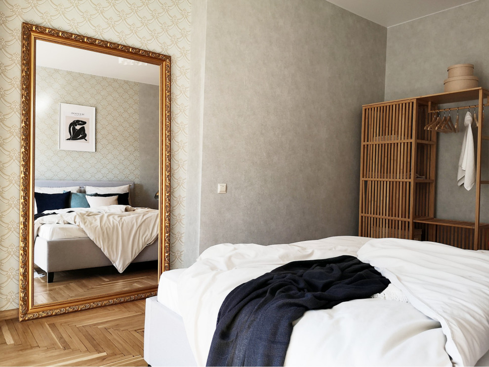 Пример оригинального дизайна: спальня в современном стиле с светлым паркетным полом и зонированием шторами