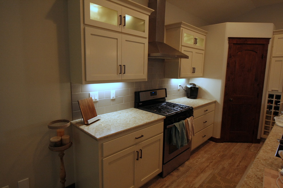 Kitchen - mid-sized transitional kitchen idea
