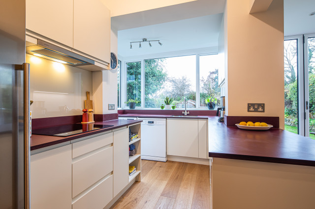 Compact Kitchen with Colour contemporary-koek