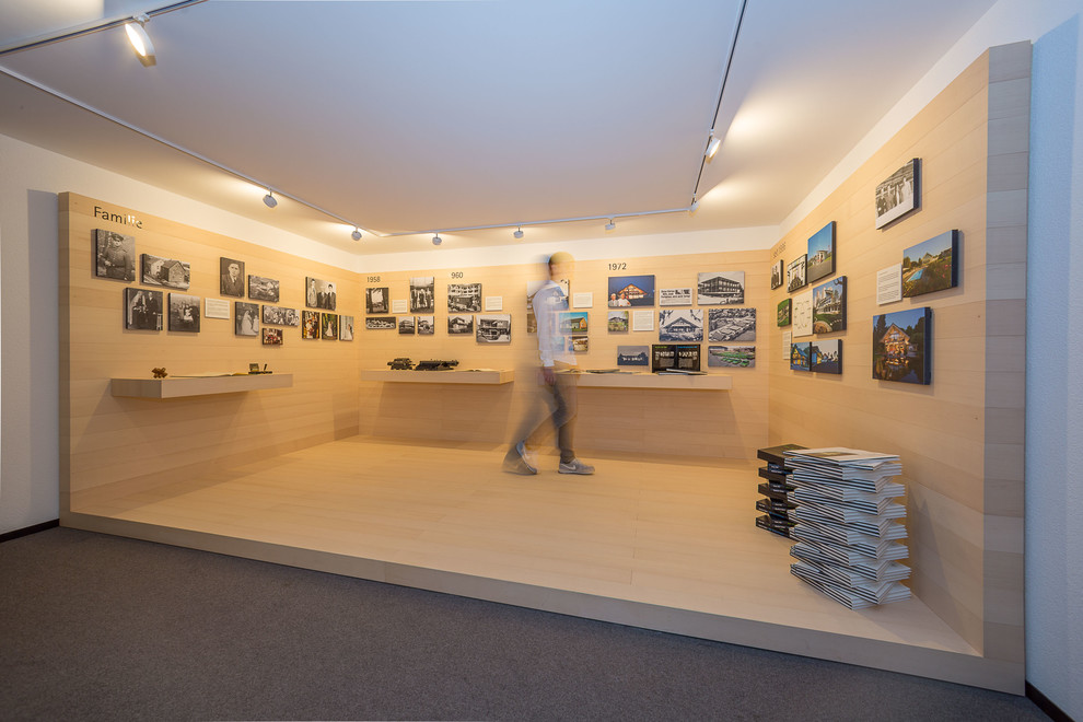 Mittelgroßes Modernes Untergeschoss mit weißer Wandfarbe und beigem Boden in Stuttgart