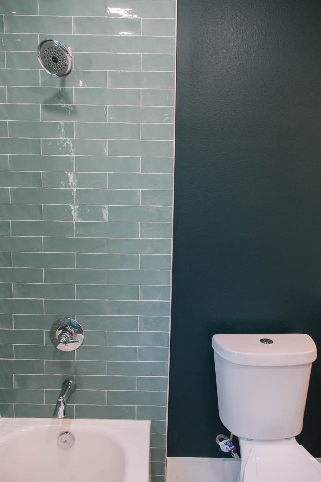 Idéer för ett litet modernt badrum, med en dusch/badkar-kombination, en toalettstol med hel cisternkåpa, blå kakel, keramikplattor och dusch med duschdraperi
