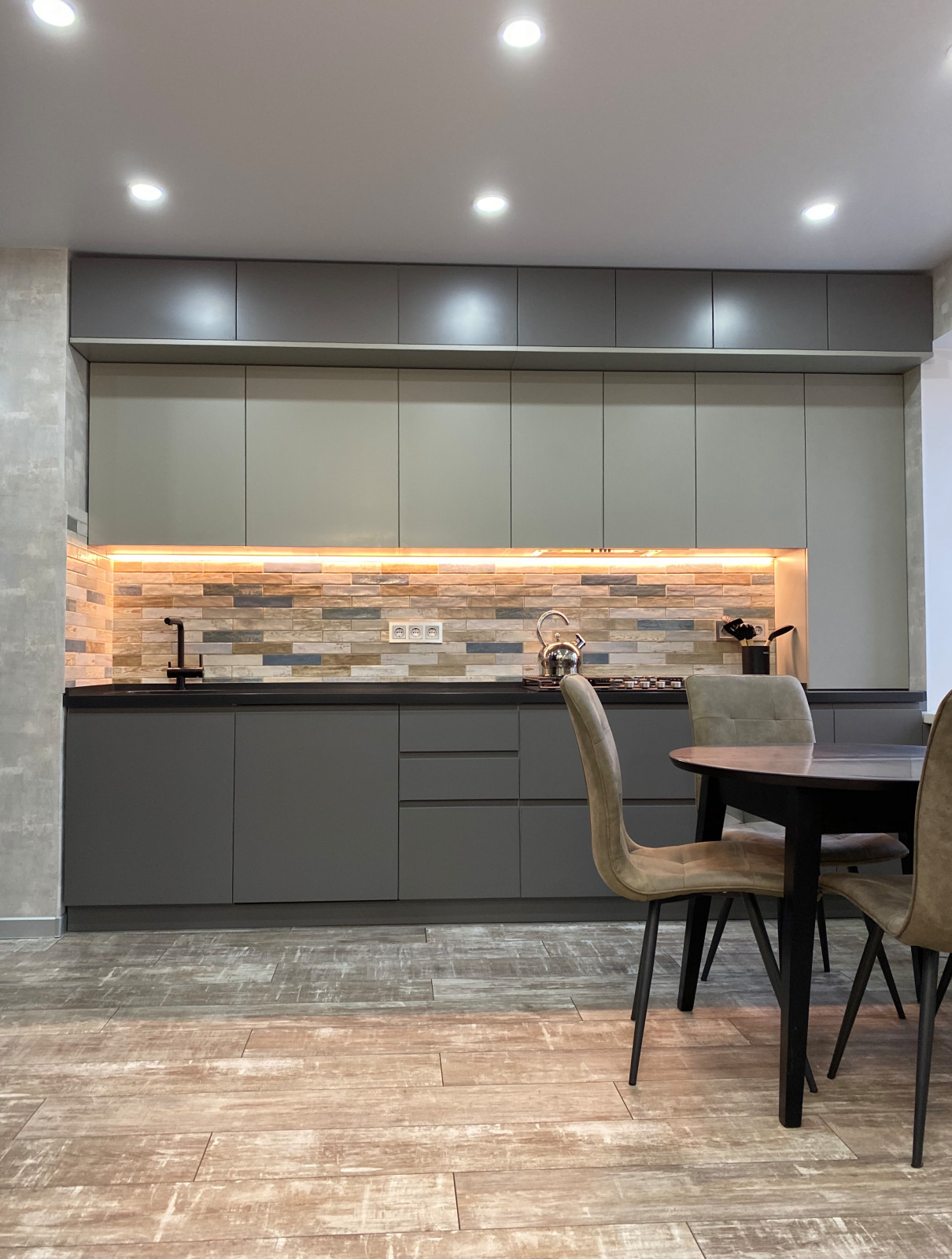 Кухня в стиле минимализм с антресолями