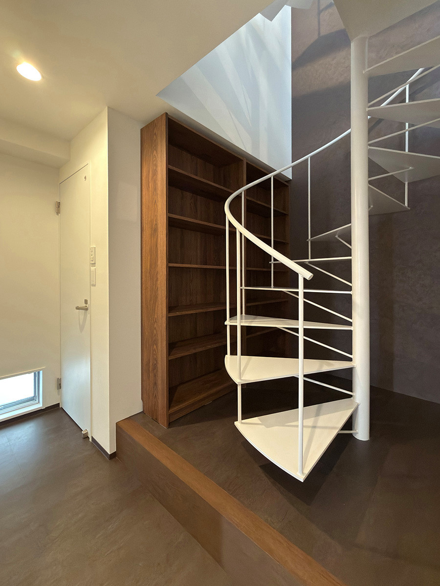 １階 本棚に沿って上がるらせん階段